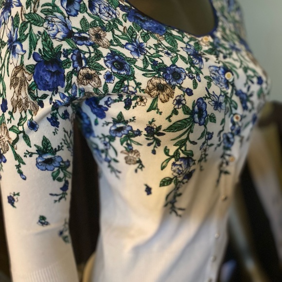 White House Black Market Cream Cardigan with Blue Floral Print - Picture 4 of 5